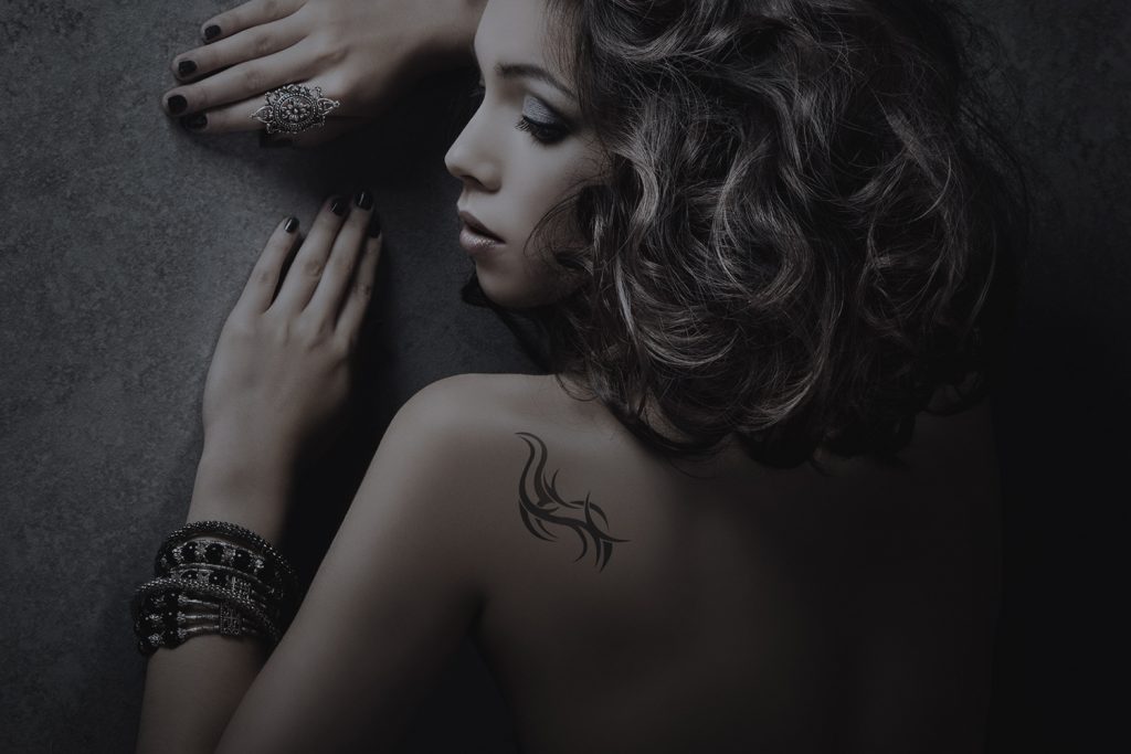 Frau mit Schulter Tattoo