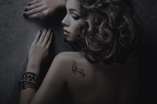 Frau mit Schulter Tattoo